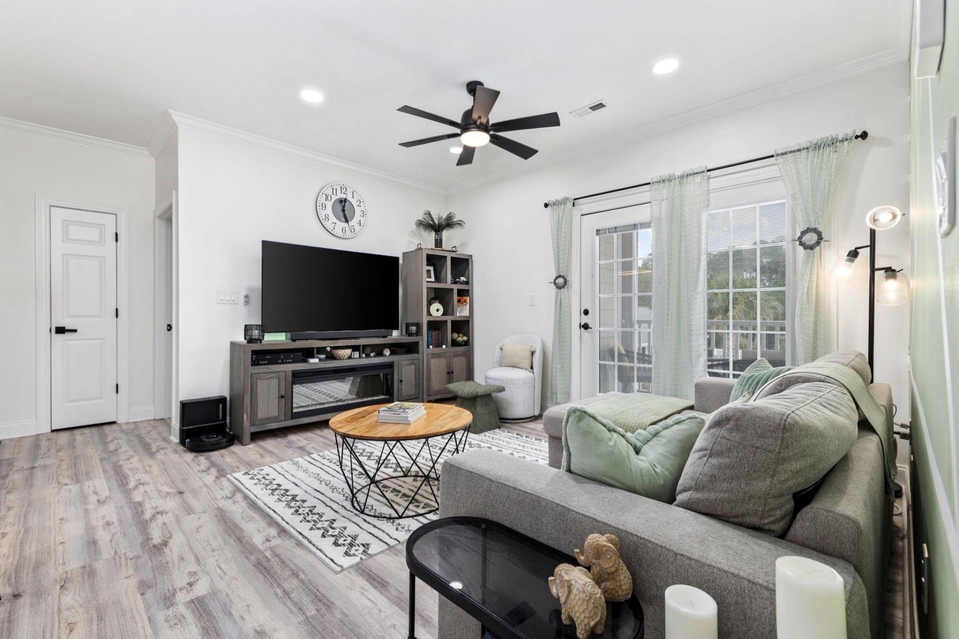 2013 Silvercrest Dr. Photo 5