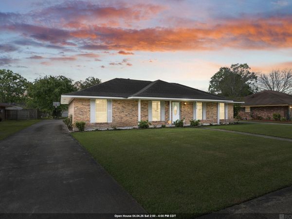 1123 E Greenbriar St, Gonzales, LA 70737