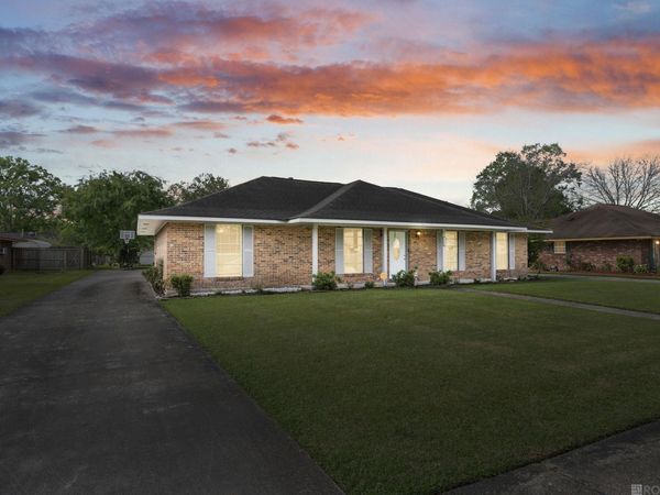 1123 E Greenbriar St, Gonzales, LA 70737