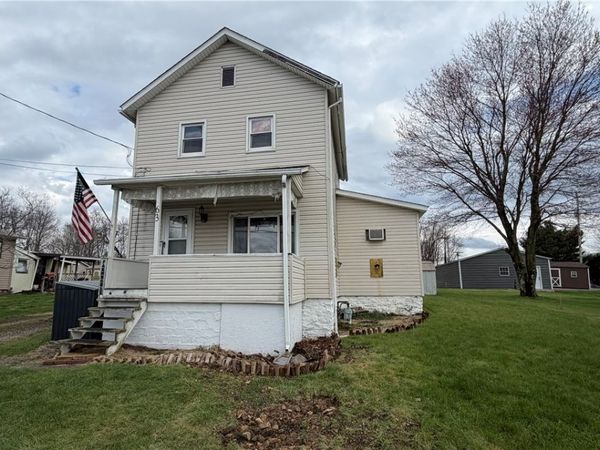 63 9th St, Lucernemines, PA 15754