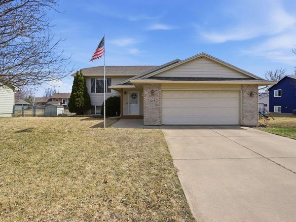 5704 S Megan Ave, Sioux Falls, SD 57106