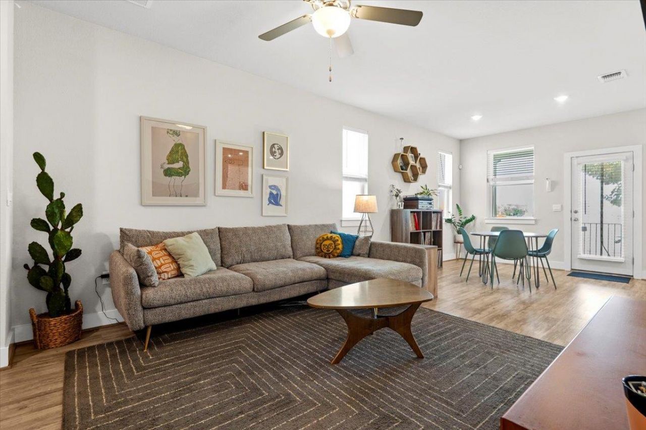 7110 Silver Star Ln, Austin, TX 78744 Main Photo