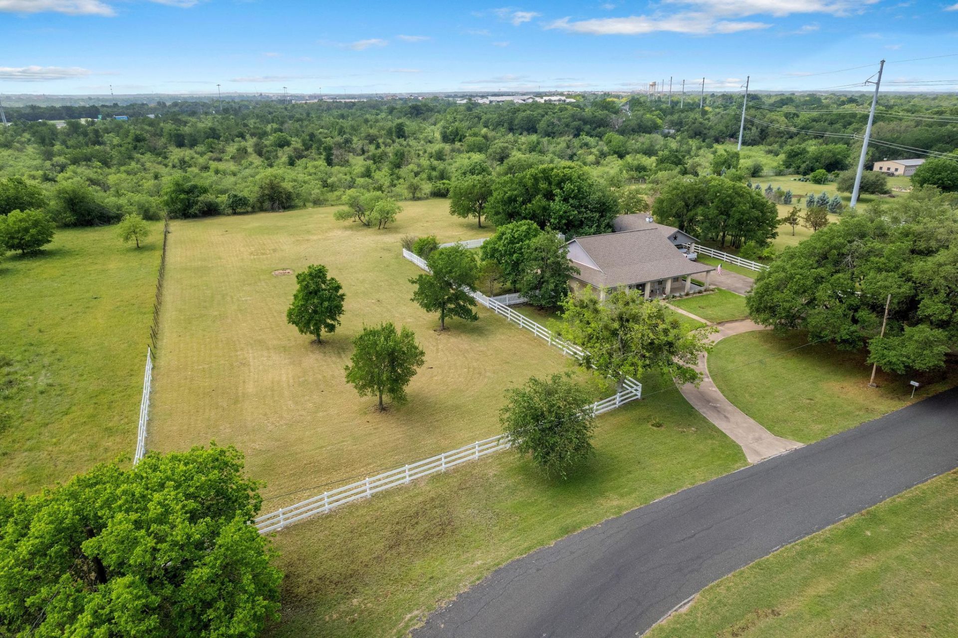 808 Golden Oaks Rd, Georgetown, TX 78628 Main Photo