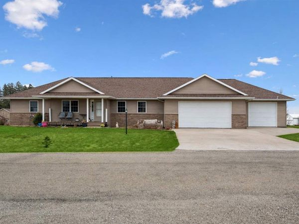 1109 Pelican Dr, Kalona, IA 52247