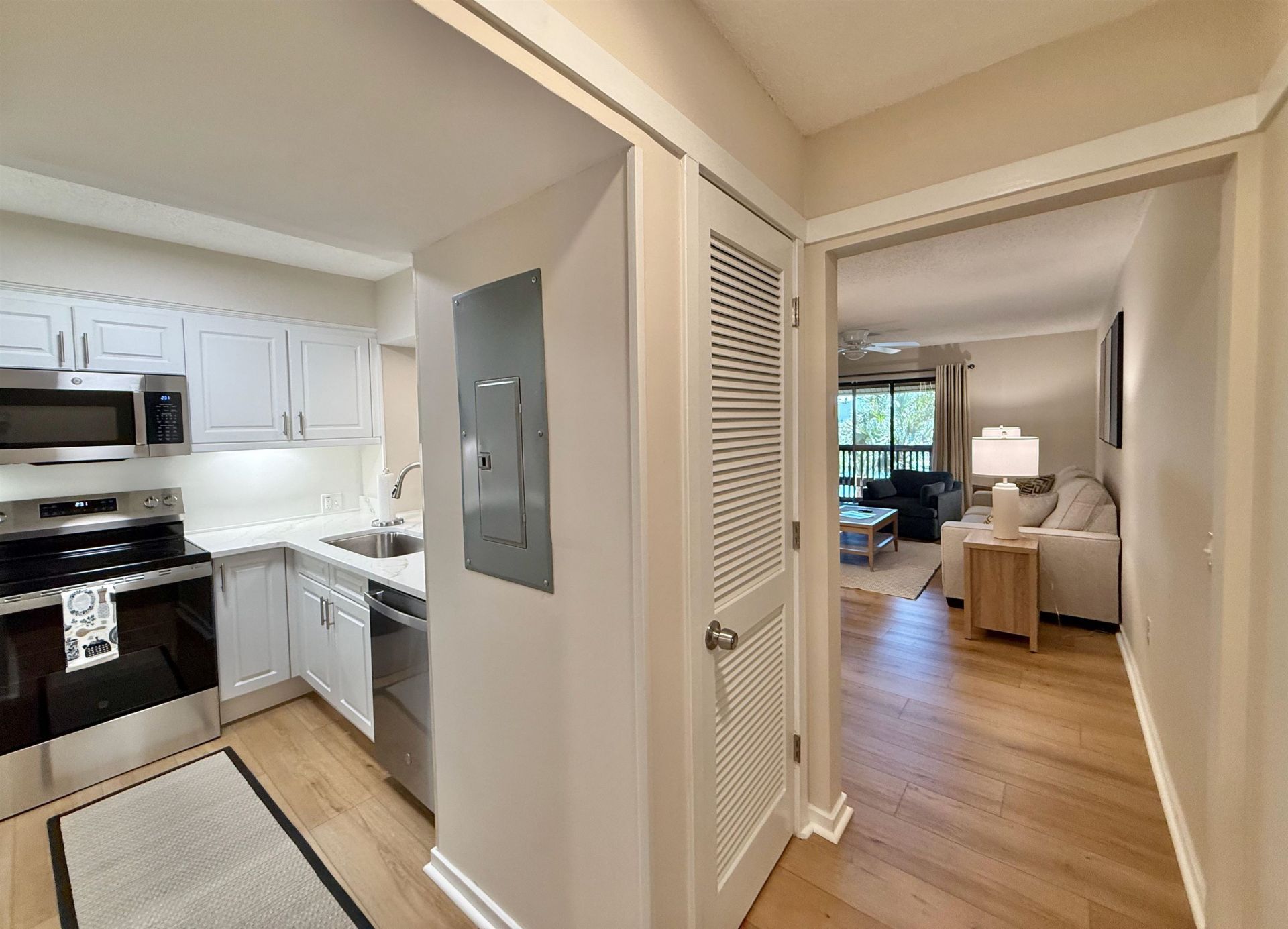 410 Melrose Pl.  Photo 7