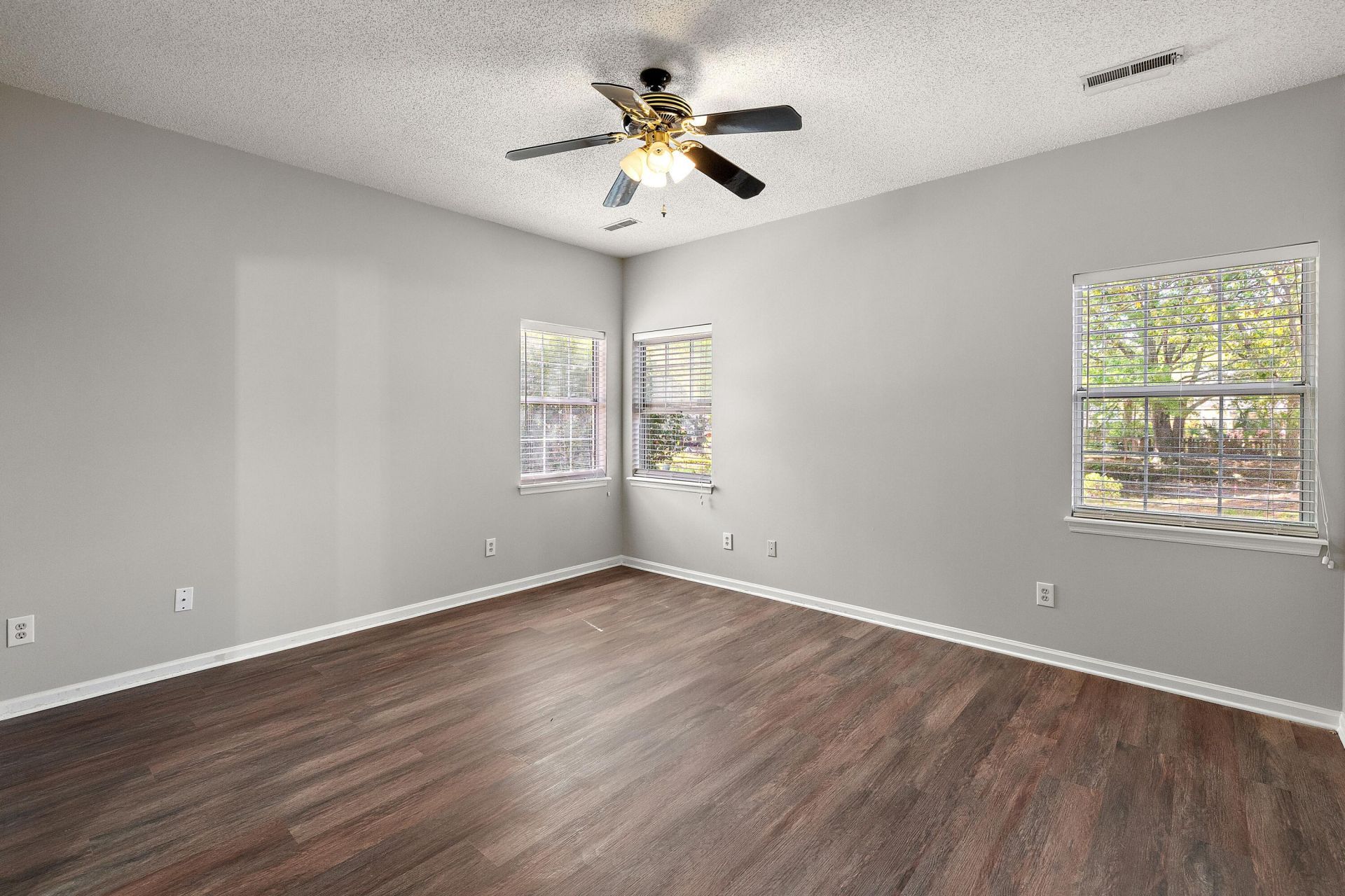 1971 Oak Tree Lane Photo 4