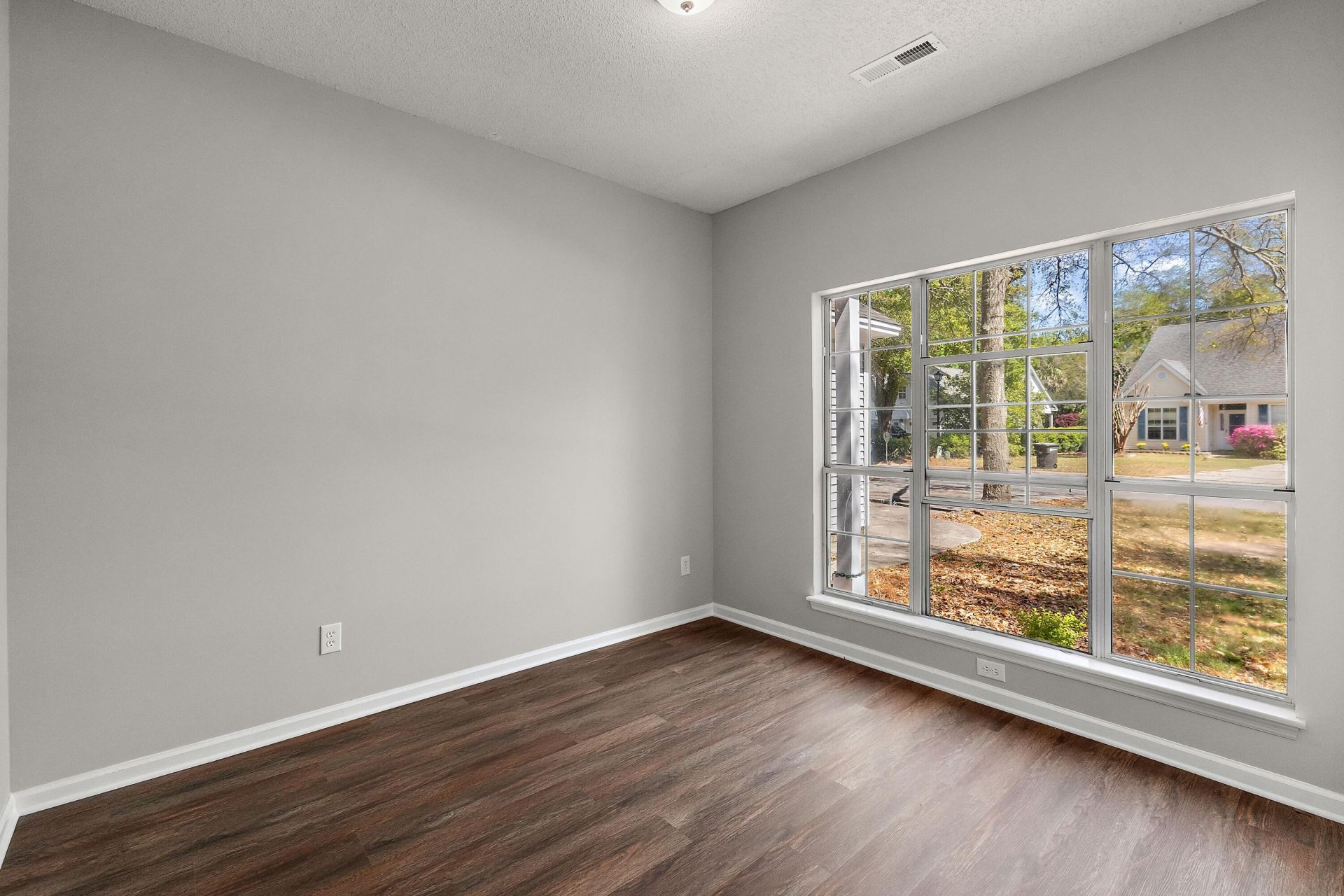 1971 Oak Tree Lane Photo 6