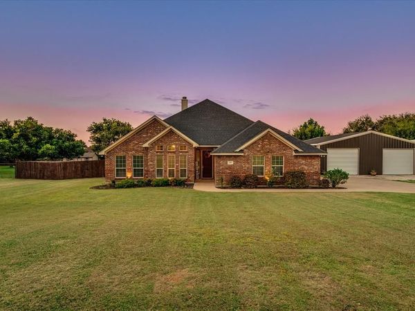 409 Emerald Court , Burleson, TX 76028