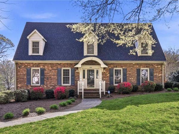 1011 Greenhurst Road , Winston-Salem, NC 27104