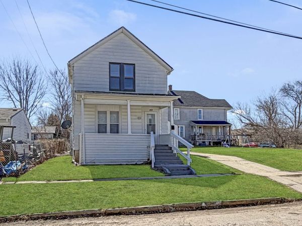 407 E Winneshiek Street , Freeport, IL 61032