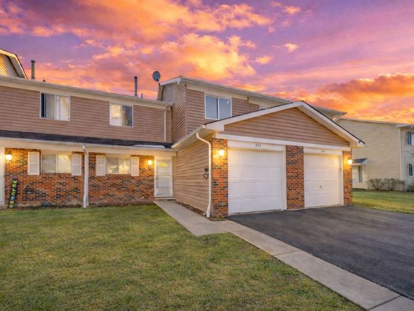 454 Esselen Court , Carol Stream, IL 60188