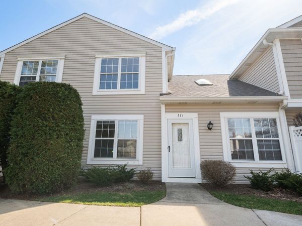371 Le Parc Circle , Buffalo Grove, IL 60089
