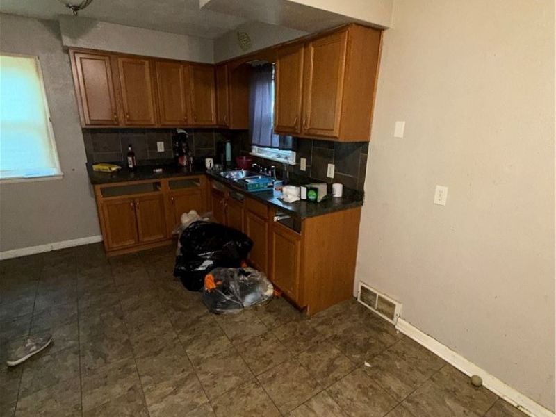 654 E 240 Street , Euclid, OH 44123 Photo 9