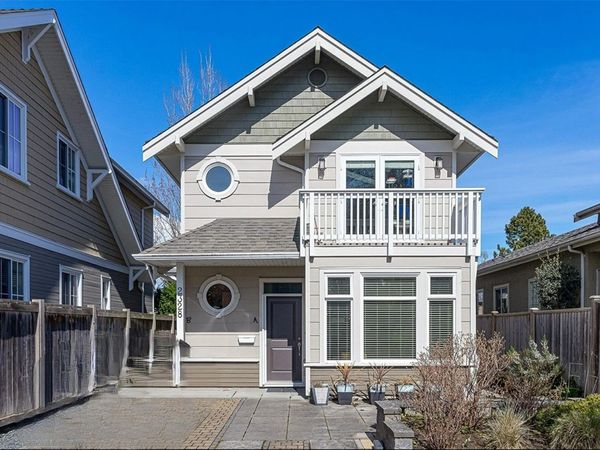 2328 Oakville Ave, Sidney, BC V8L 0B5