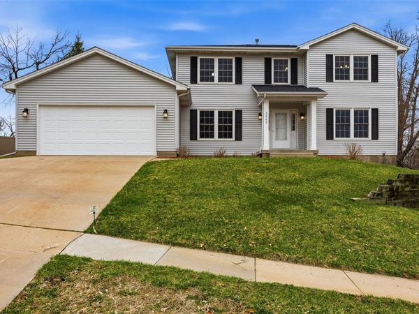 3905 Riverside Drive NE, Cedar Rapids, IA 52402