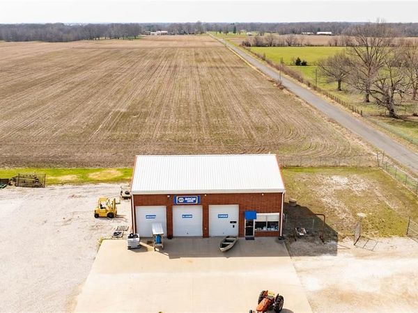 1008 N Main Street , Brighton, IL 62012