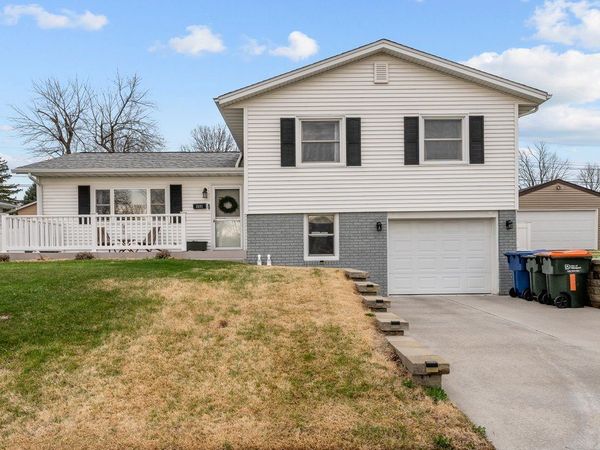 2225 Hillandale Road , Davenport, IA 52804