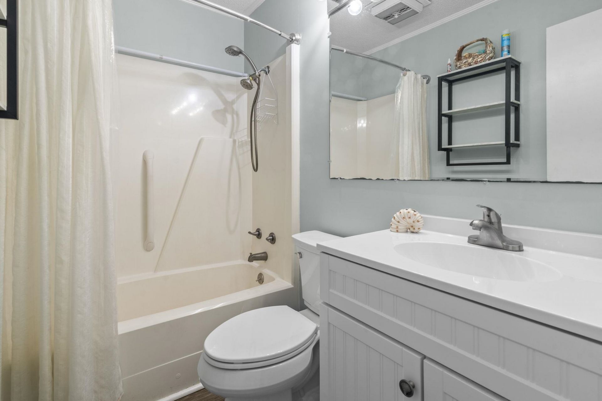 401 Hillside Dr. N Photo 14