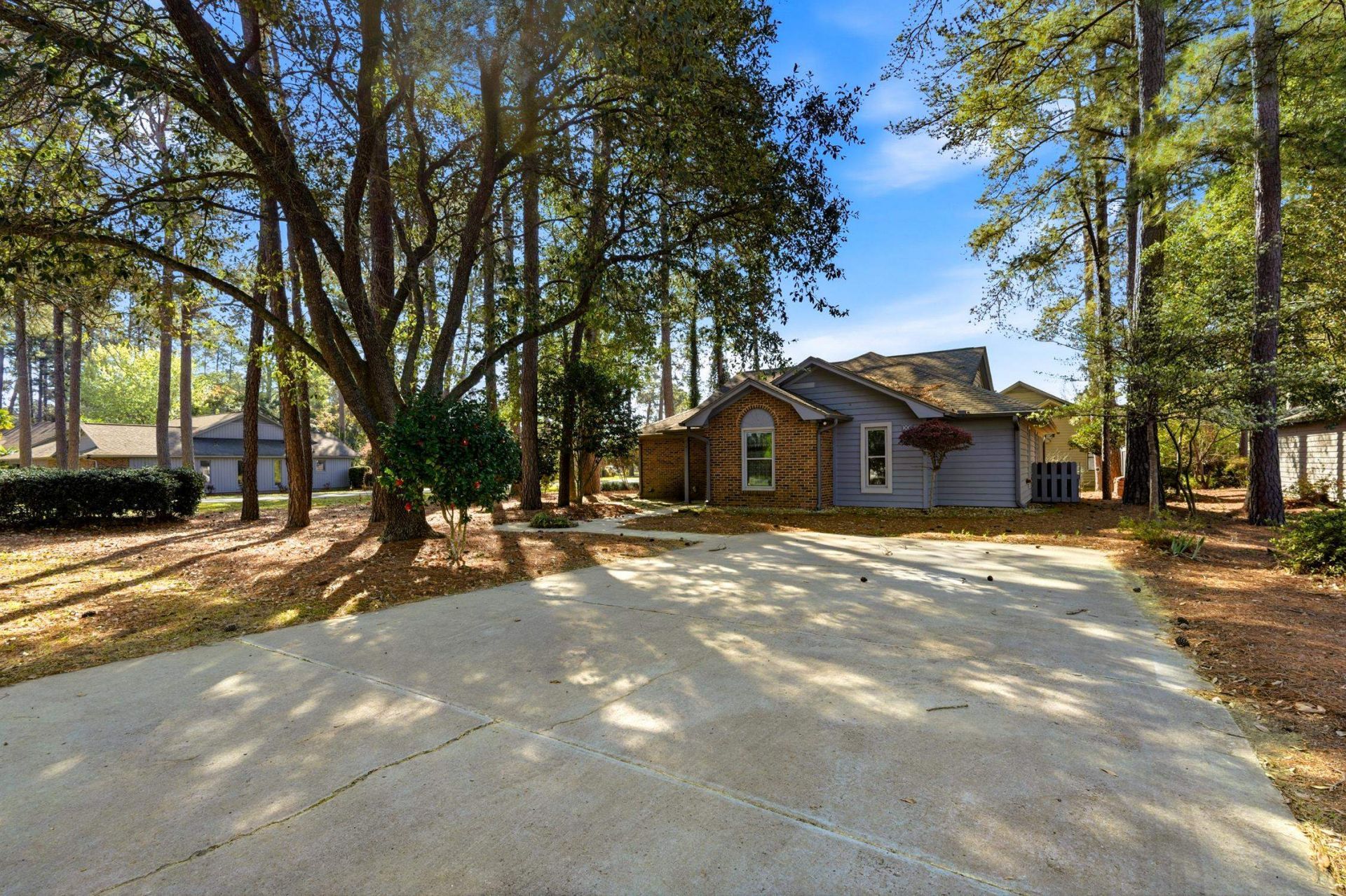 100 Laurelwood Ln. Photo 2