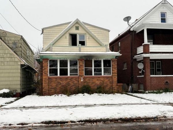 2204 Woodlawn Avenue, Niagara Falls, NY 14301