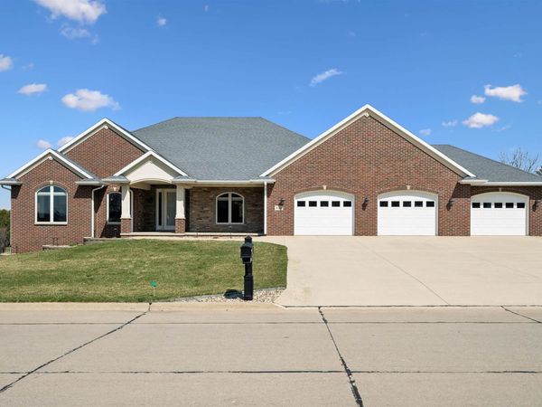 630 10th Ave Ct SW, Dyersville, IA 52040