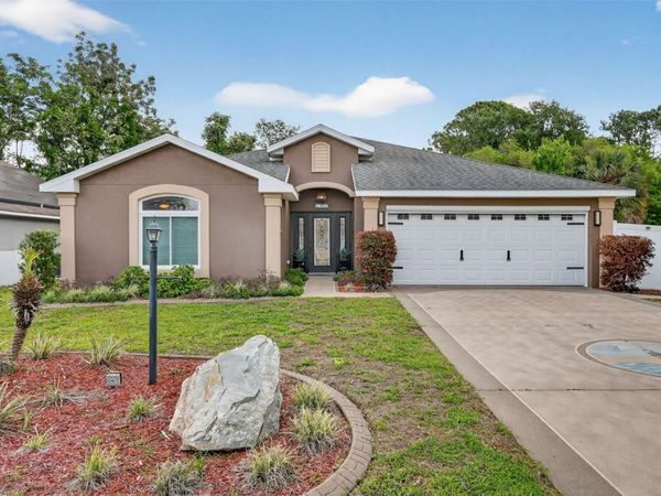 11637 LAKE DRIVE , LEESBURG, FL 34788