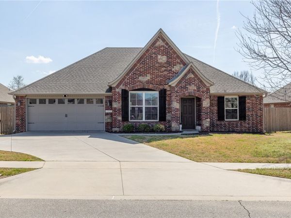3917 W Mountain View Drive , Fayetteville, AR 72704