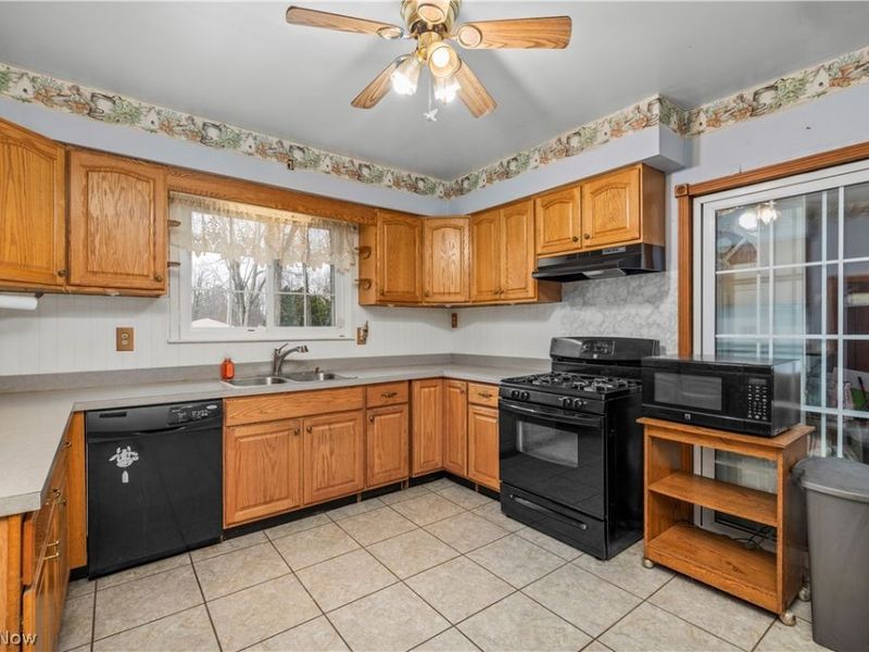 255 E 42nd Street, Lorain, OH 44052 Photo 8