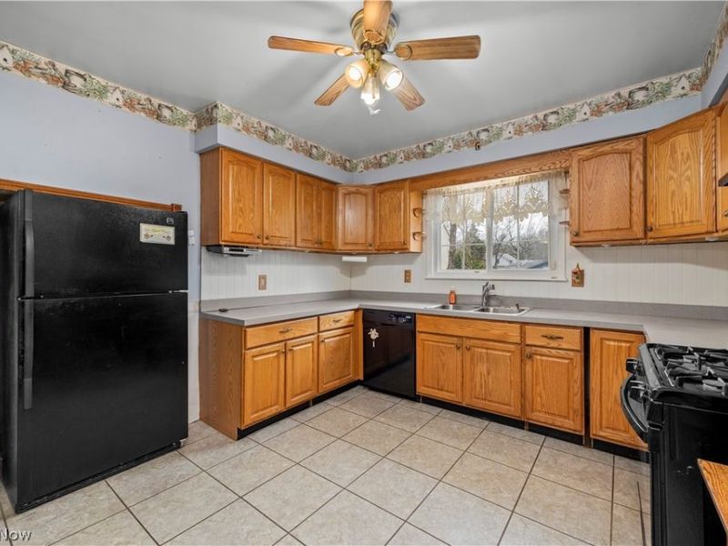 255 E 42nd Street, Lorain, OH 44052 Photo 9