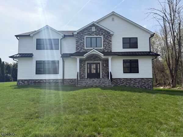 19 West Dr, Fairfield, NJ 07004