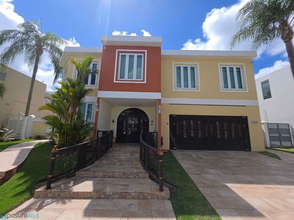 Heliconia LAS FLORES MONTHEHIEDRA, Unit 644, San Juan, PR 00927