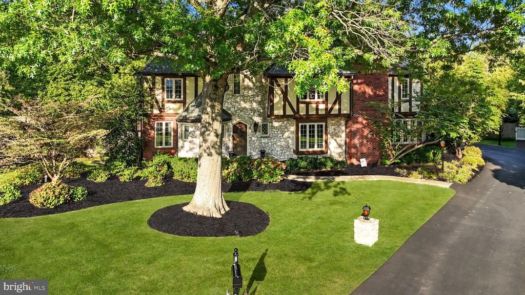 8 MOON CIRCLE , YARDLEY, PA 19067