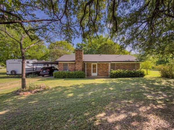 501 W Washington Avenue , Whitney, TX 76692