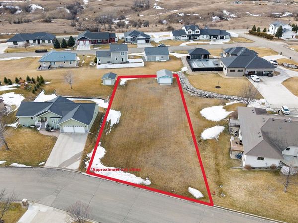 813 8th Avenue NW, Valley City, ND 58072