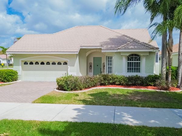 668 SW Lake Charles Circle, Port St. Lucie, FL 34986