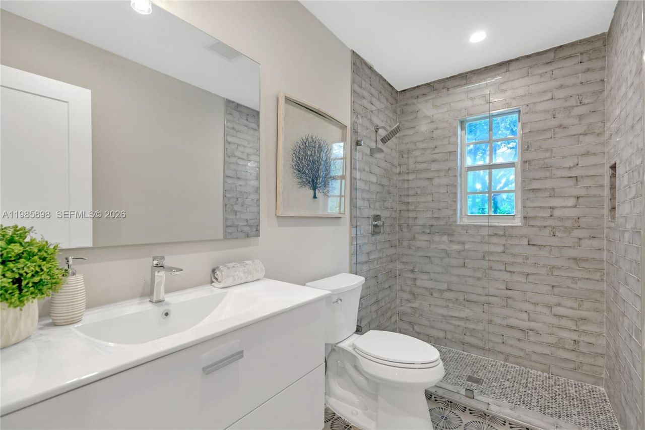 1045 NE 84th St , Miami, FL 33138 Photo