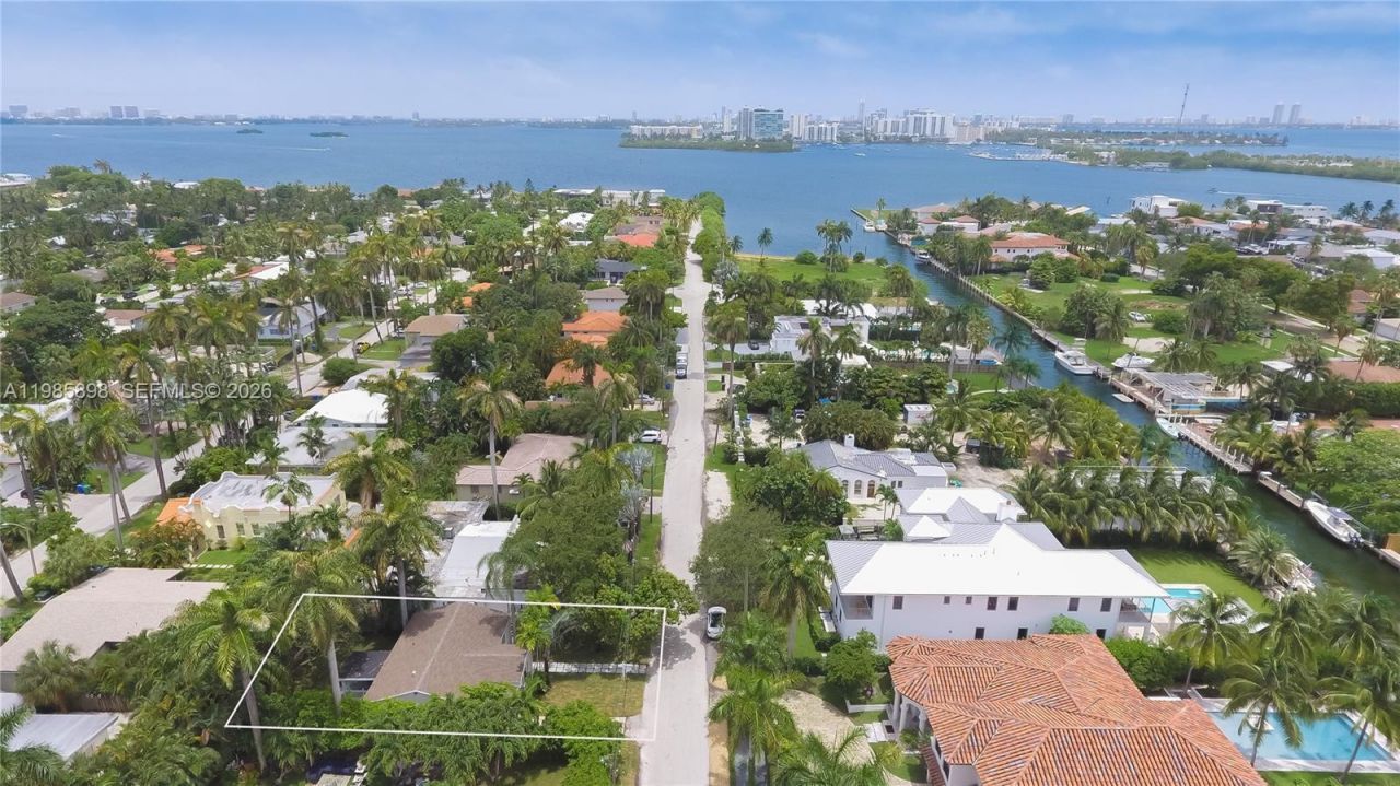 1045 NE 84th St , Miami, FL 33138 Photo