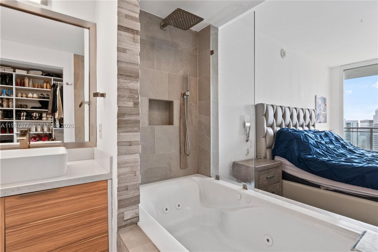 90 SW 3rd St , Unit 4301, Miami, FL 33130 Photo