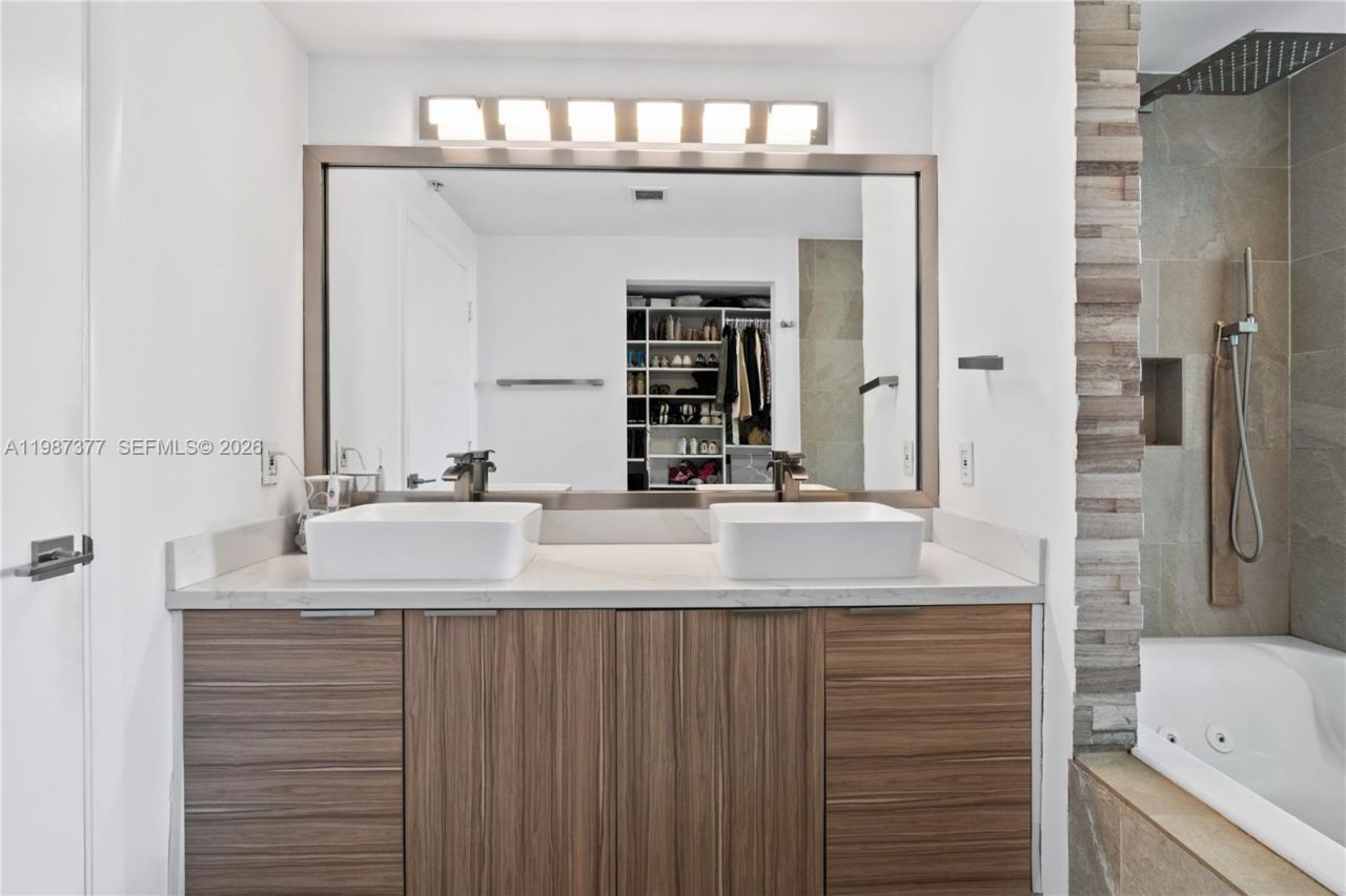 90 SW 3rd St , Unit 4301, Miami, FL 33130 Photo