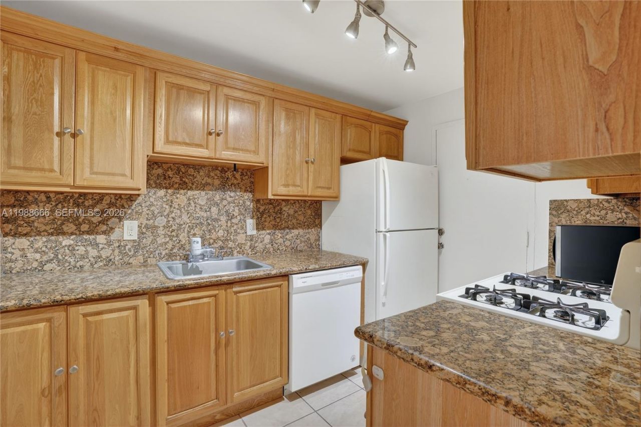 6904 N Kendall Dr , Unit F104, Pinecrest, FL 33156 Photo