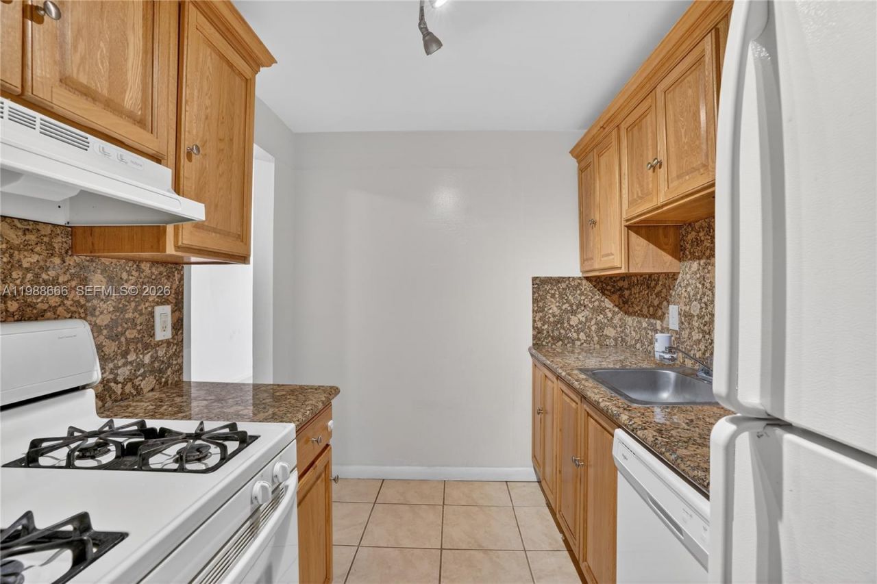 6904 N Kendall Dr , Unit F104, Pinecrest, FL 33156 Photo