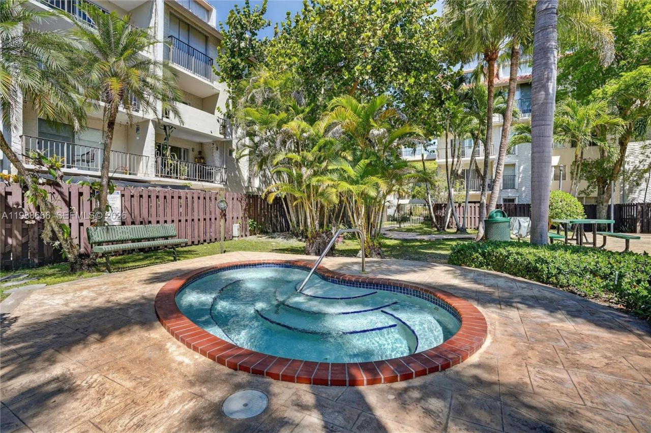 6904 N Kendall Dr , Unit F104, Pinecrest, FL 33156 Photo