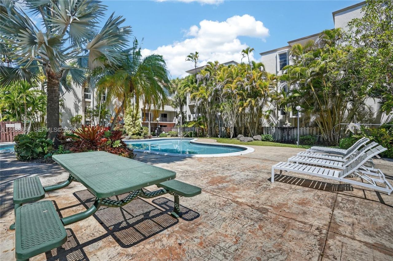 6904 N Kendall Dr , Unit F104, Pinecrest, FL 33156 Photo