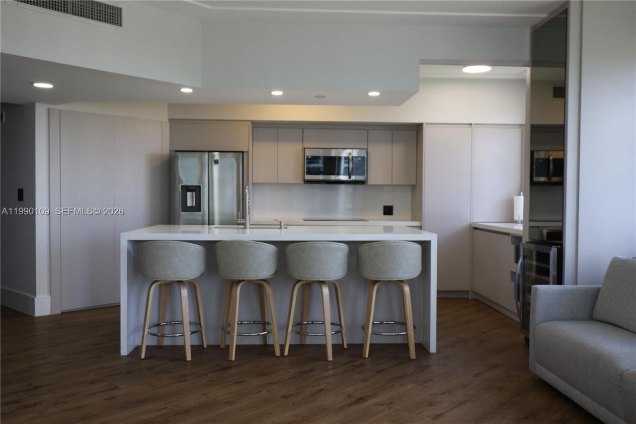 20000 E Country Club Dr , Unit 1016, Aventura, FL 33180 Photo