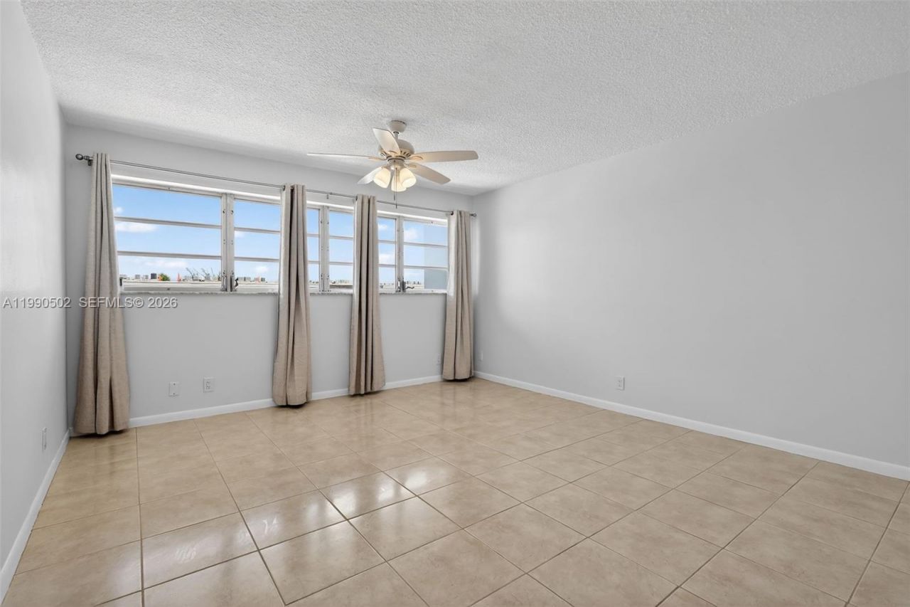 329 SE 3rd St , Unit 502T, Hallandale Beach, FL 33009 Photo