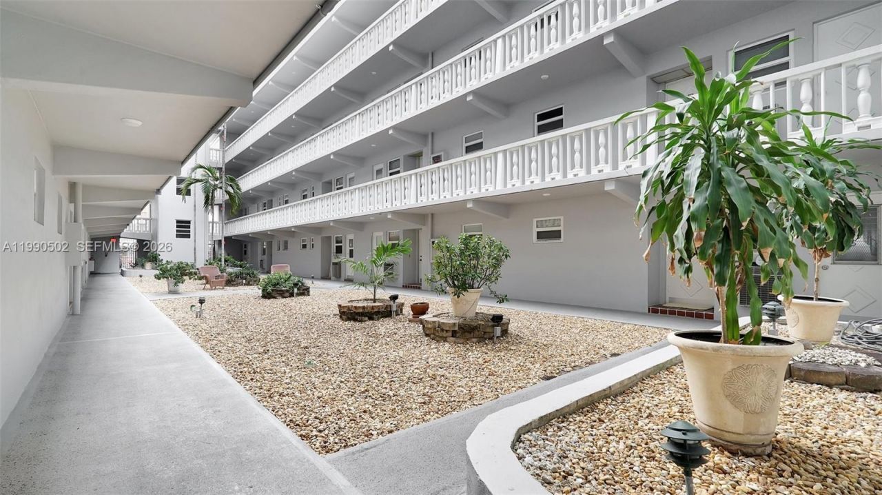 329 SE 3rd St , Unit 502T, Hallandale Beach, FL 33009 Photo