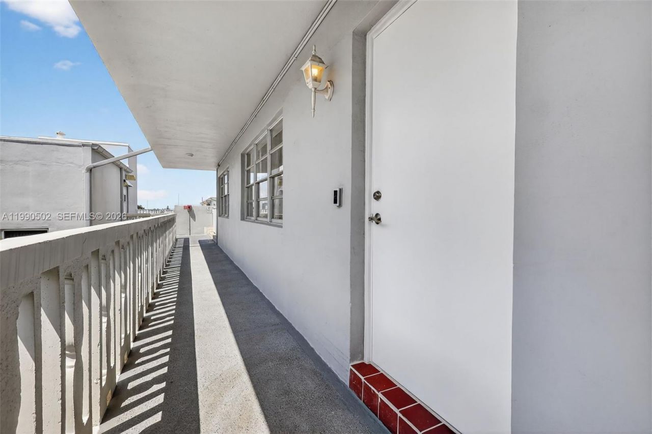 329 SE 3rd St , Unit 502T, Hallandale Beach, FL 33009 Photo