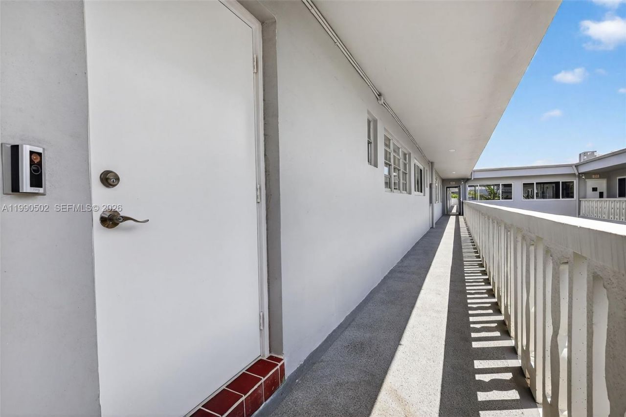 329 SE 3rd St , Unit 502T, Hallandale Beach, FL 33009 Photo