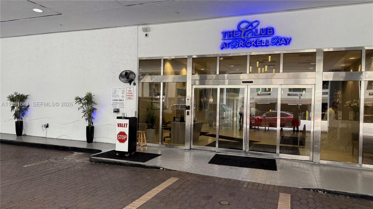 1200 Brickell Bay Dr, Unit 2216, Miami, FL 33131 Photo