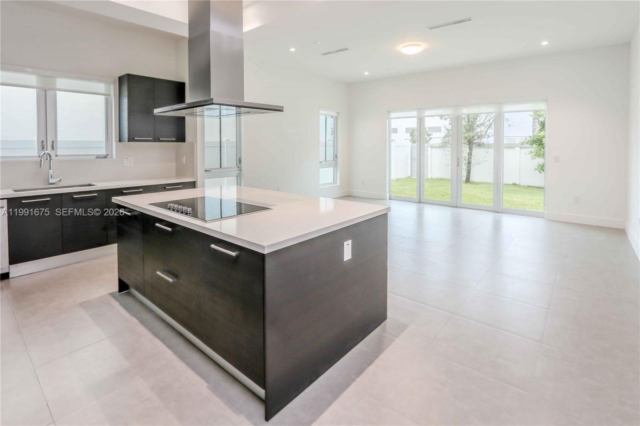 8250 NW 33rd Ter, Doral, FL 33122 Photo